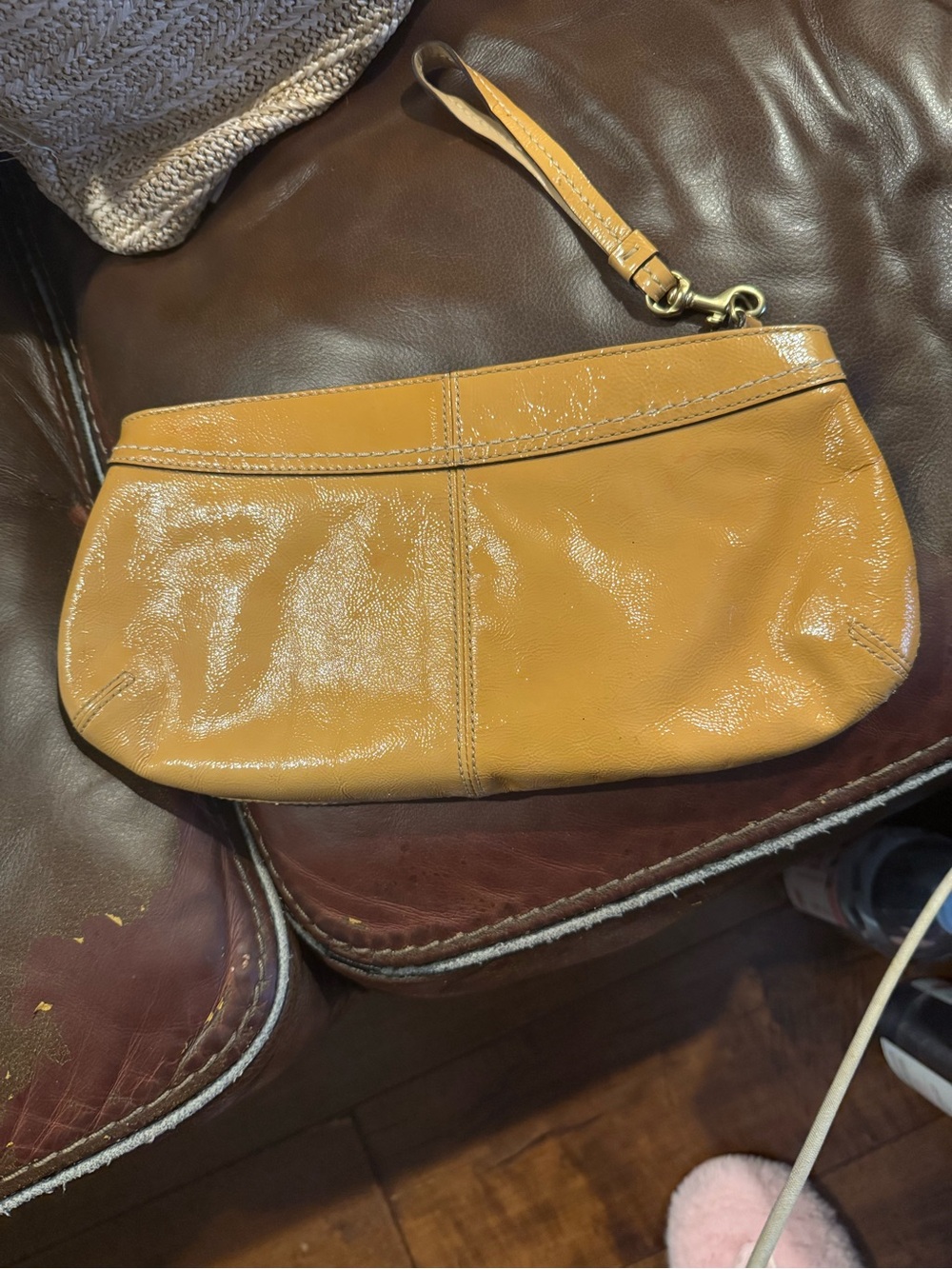 Coach stylish, mustard, color, patent leather.